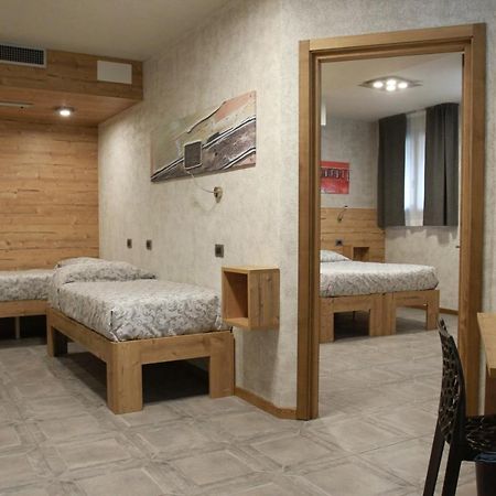 Hotel Bed & Rooms , Corte Rossa -1 Min Walk To Bernina Express Tirano Extérieur photo