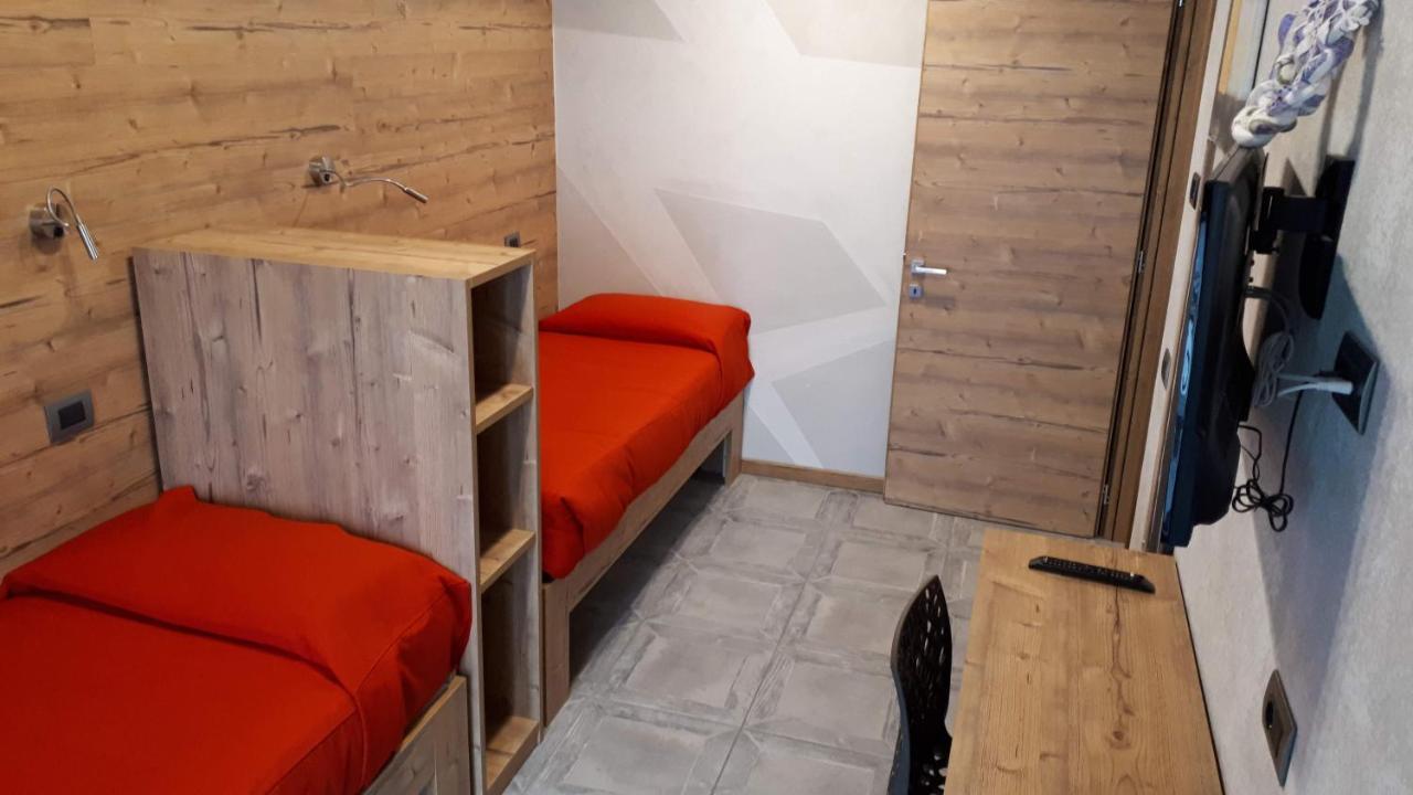 Hotel Bed & Rooms , Corte Rossa -1 Min Walk To Bernina Express Tirano Extérieur photo