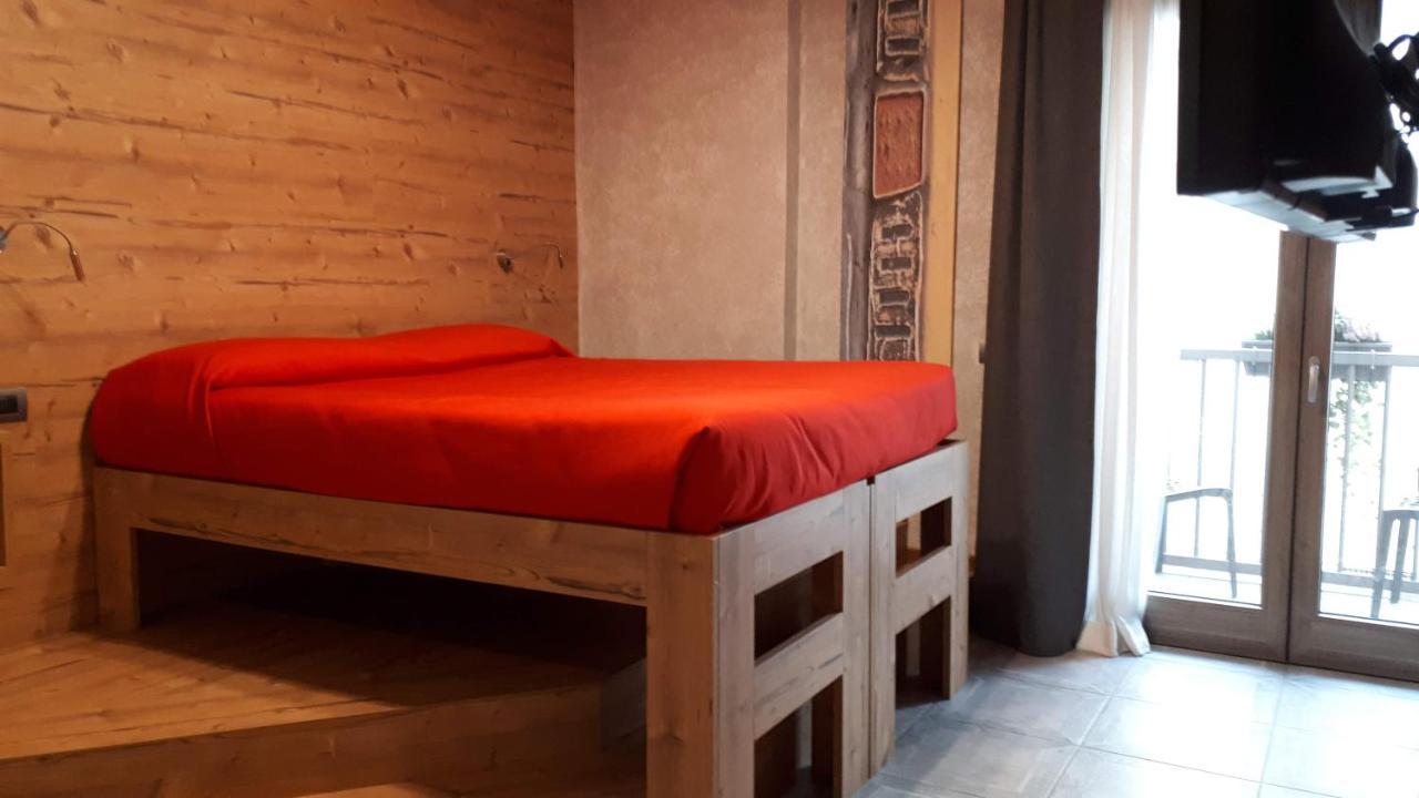 Hotel Bed & Rooms , Corte Rossa -1 Min Walk To Bernina Express Tirano Extérieur photo