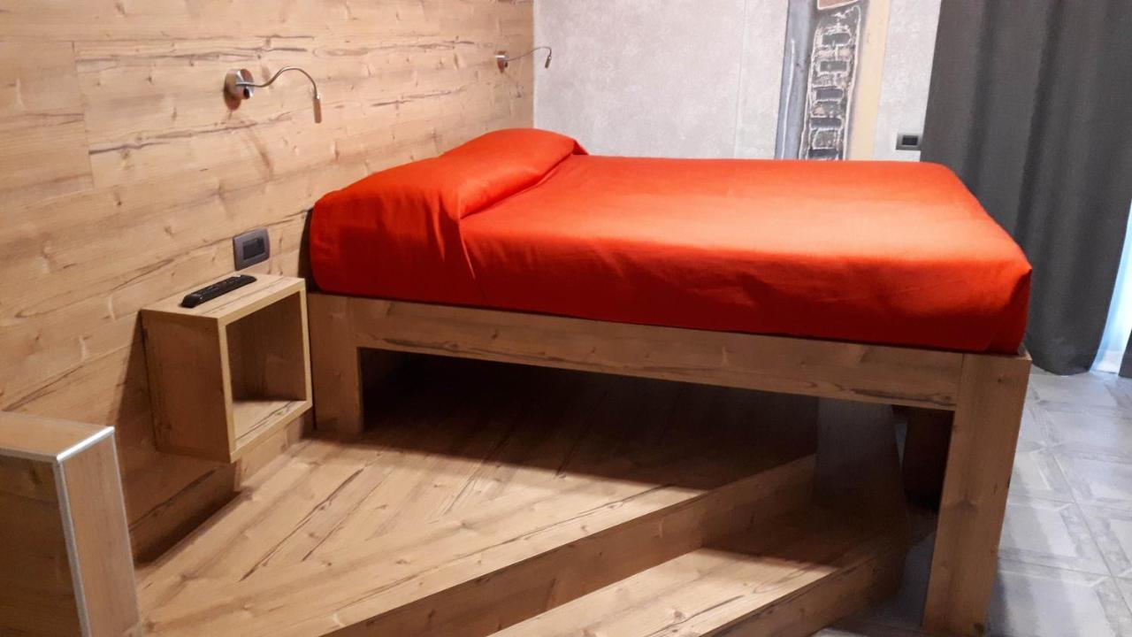 Hotel Bed & Rooms , Corte Rossa -1 Min Walk To Bernina Express Tirano Extérieur photo