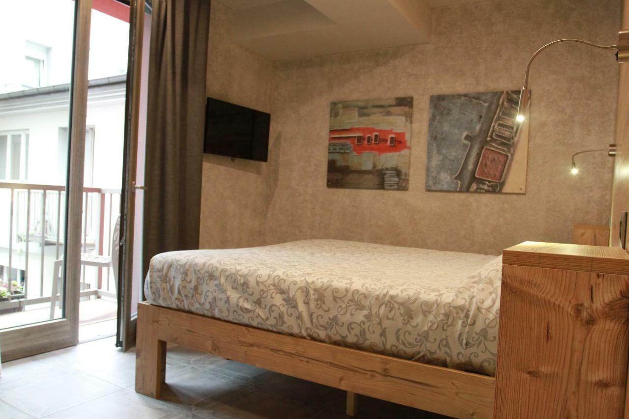 Hotel Bed & Rooms , Corte Rossa -1 Min Walk To Bernina Express Tirano Extérieur photo